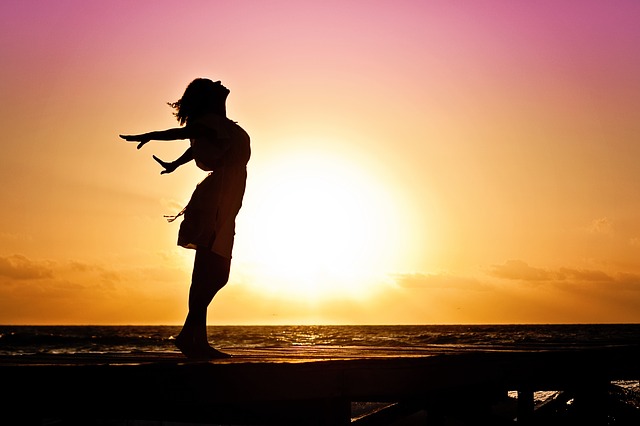 woman standing in sunset 570883 640
